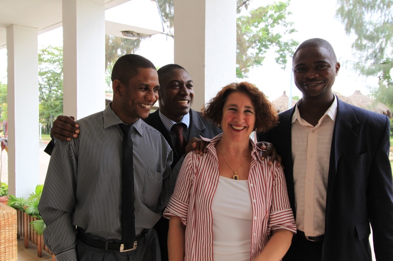 Martine Libertino avec trois de ses élèves : Cédric Nedge, Marcel Banza et Willy Masaka