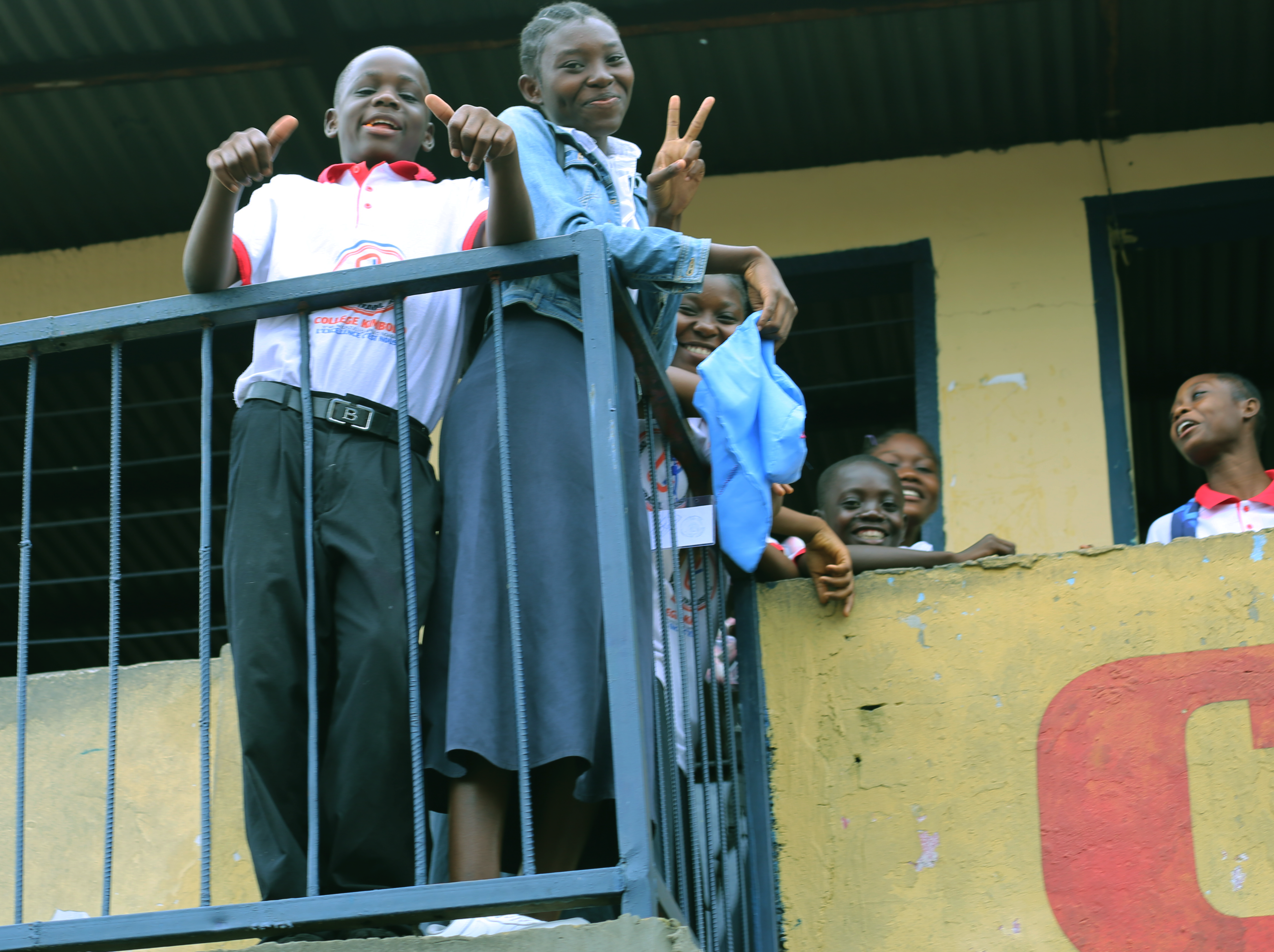 Jeunes écoliers du quartier Baobab. Les enseignants sont prêts à devenir indépendants