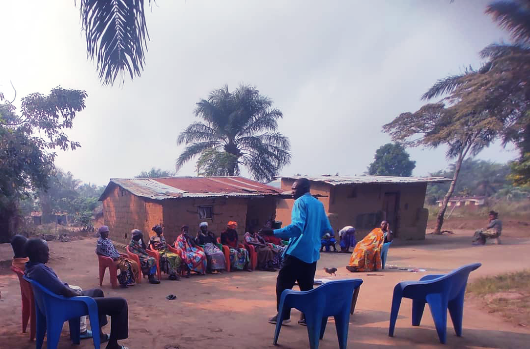 2025, un animateur de la CMPA enseigne au habitants du village de Kapanga dans la province du Kasaï Oriental